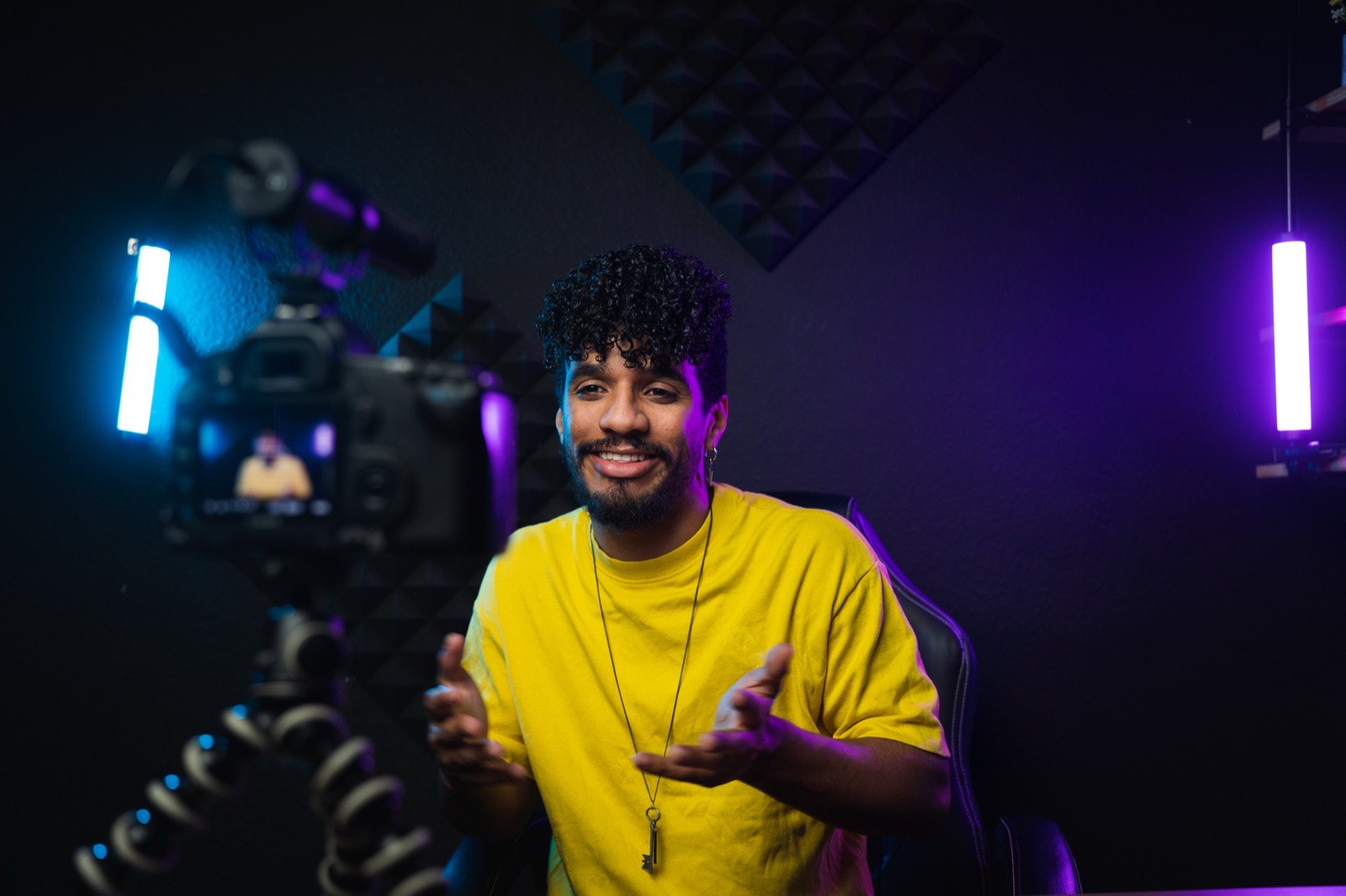 Créateur en studio sous des lumières colorées