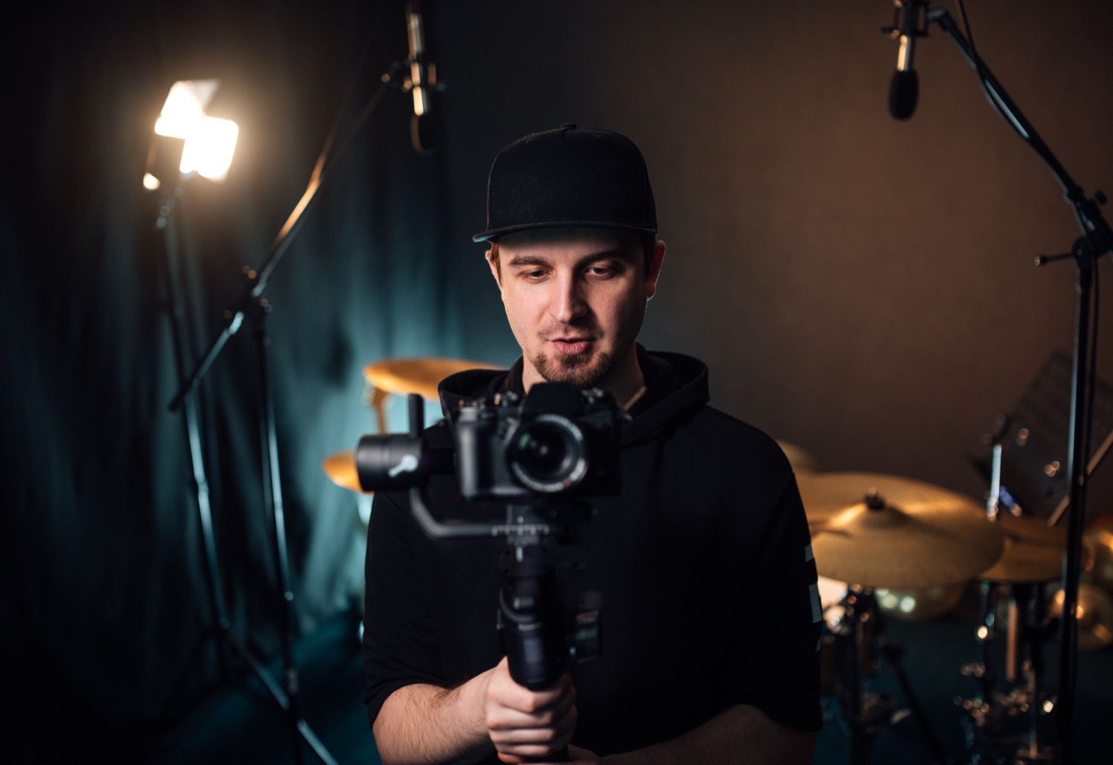 Vidéaste filmant au gimbal en studio