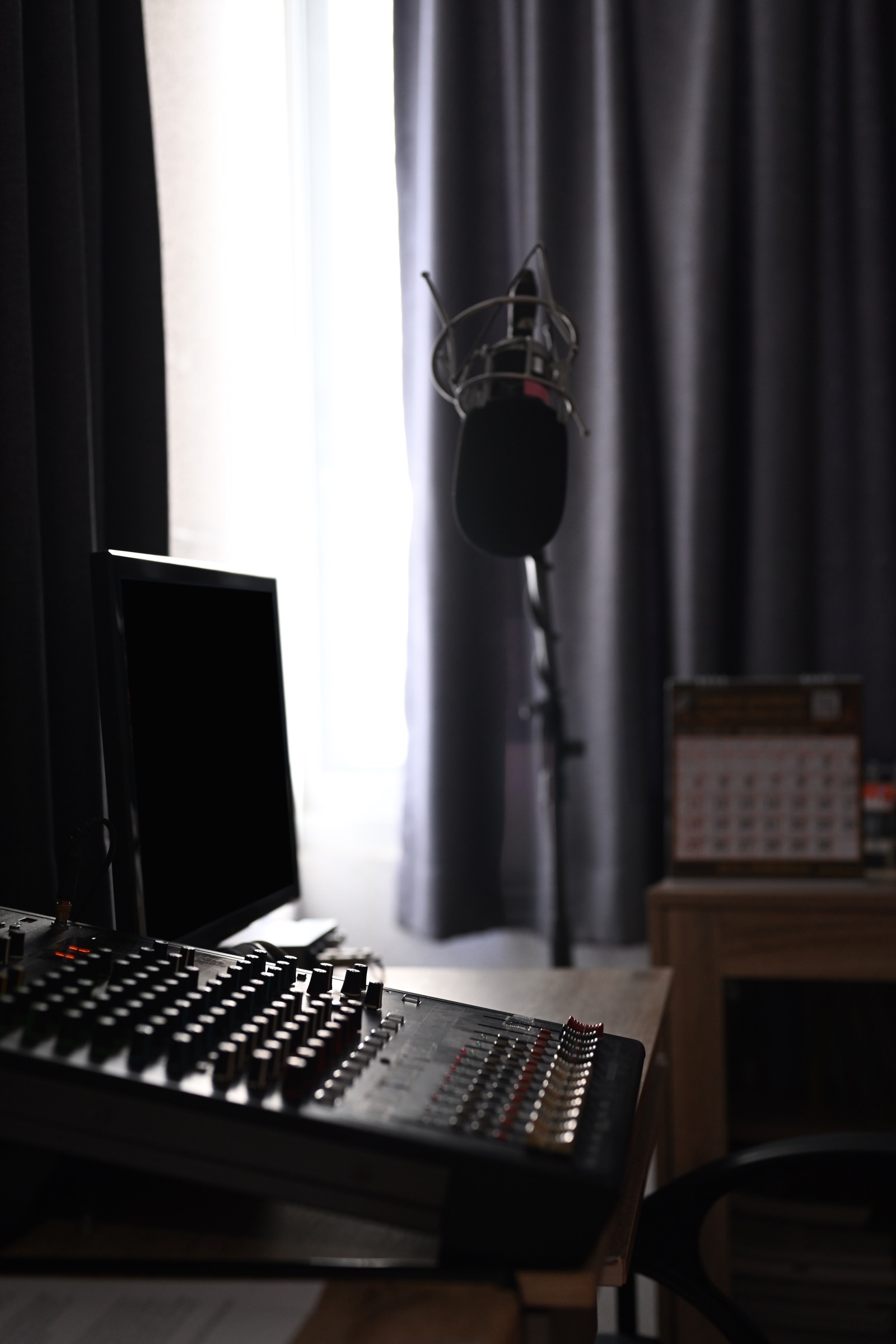 Microphone en studio sombre