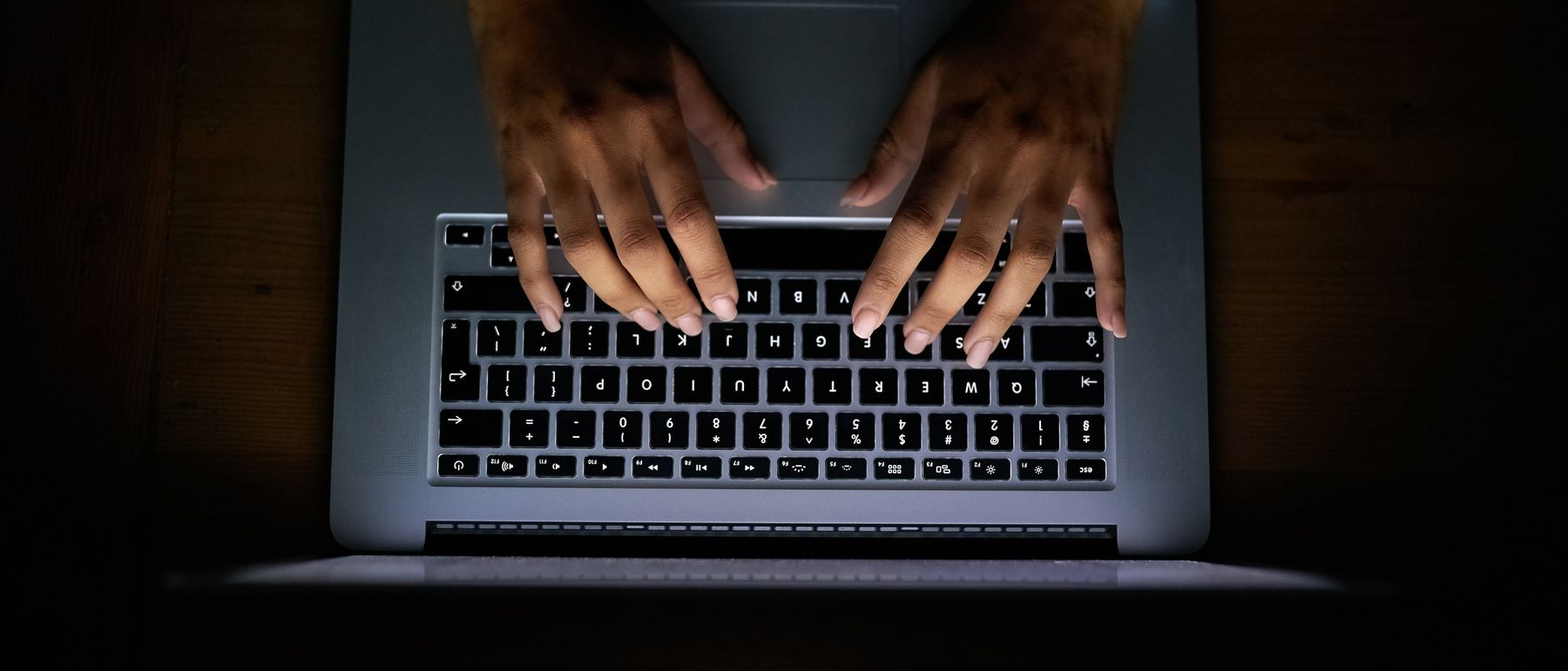 Mains sur un clavier d'ordinateur portable pendant la création du site